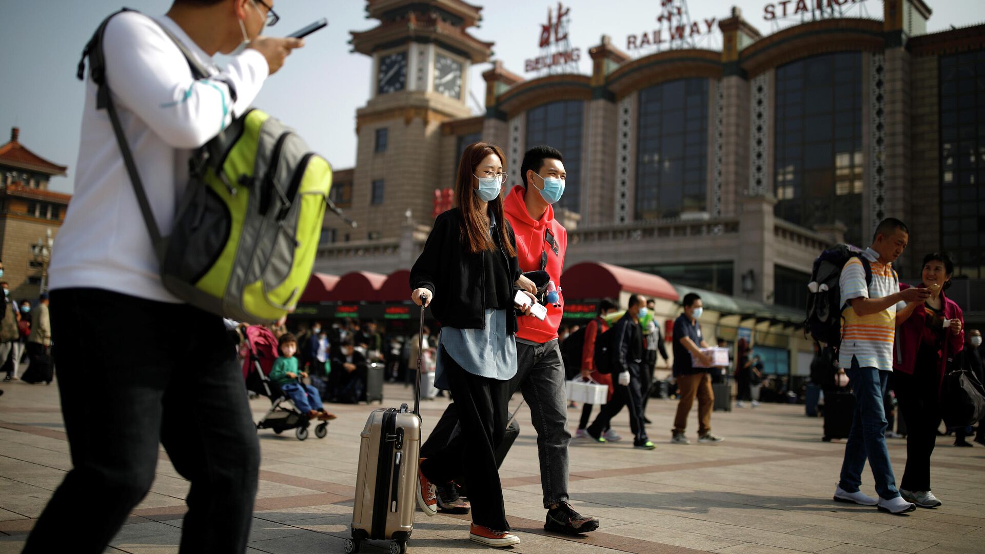 Люди с защитных масках возле железнодорожного вокзала в Пекине  - РИА Новости, 1920, 10.10.2020