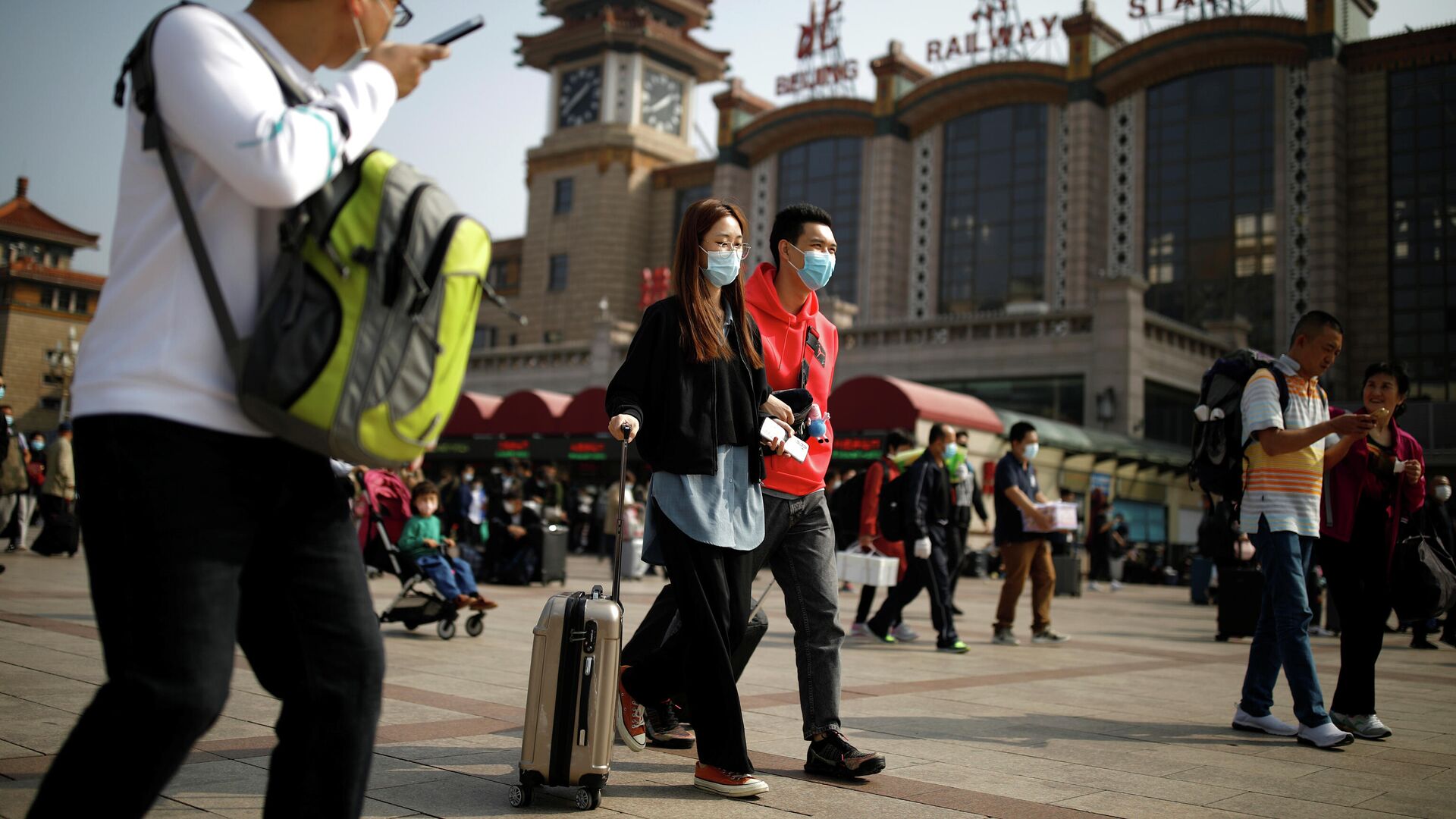 Люди с защитных масках возле железнодорожного вокзала в Пекине  - РИА Новости, 1920, 10.10.2020