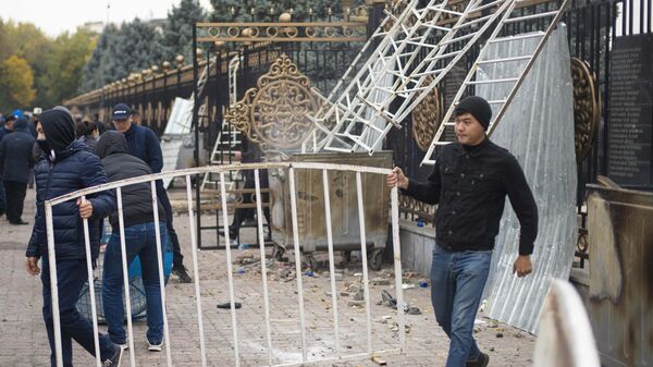 Разбор завалов у сломанных ворот Белого дома на центральной площади Бишкека Ала-Тоо