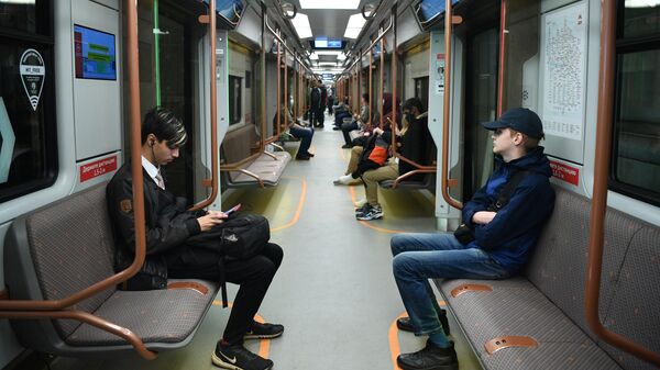 Пассажиры в вагоне поезда нового поколения Москва-2020 Московского метрополитена