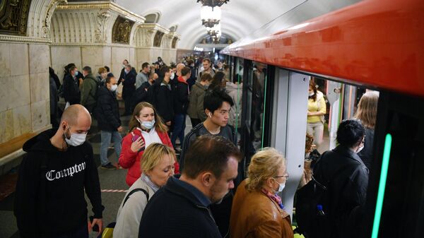 Пассажиры заходят в вагон поезда нового поколения Москва-2020 на станции Проспект мира Кольцевой линии Московского метрополитена
