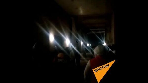  Беспорядки в Бишкеке: толпа неизвестных пытается прорваться в здание возле отеля Достук