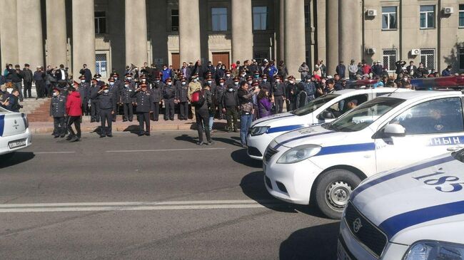 Сотрудники правоохранительных органов неподалеку от Дома правительства в Бишкеке, Киргизия