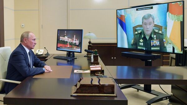 Президент РФ Владимир Путин во время встречи в режиме видеоконференции с начальником Генерального штаба Вооруженных Сил РФ Валерием Герасимовым