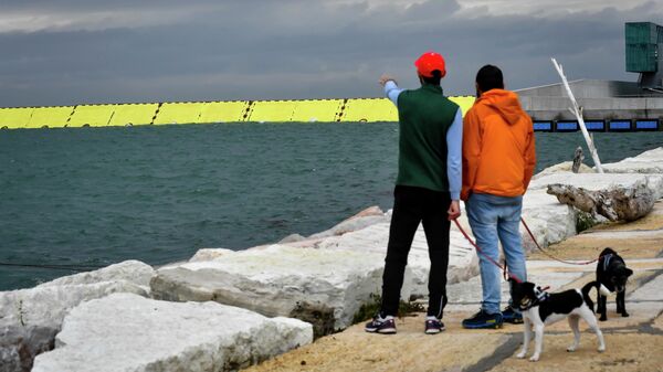 Желтые барьеры, возведенные для защиты от паводка в Венеции, северная Италия