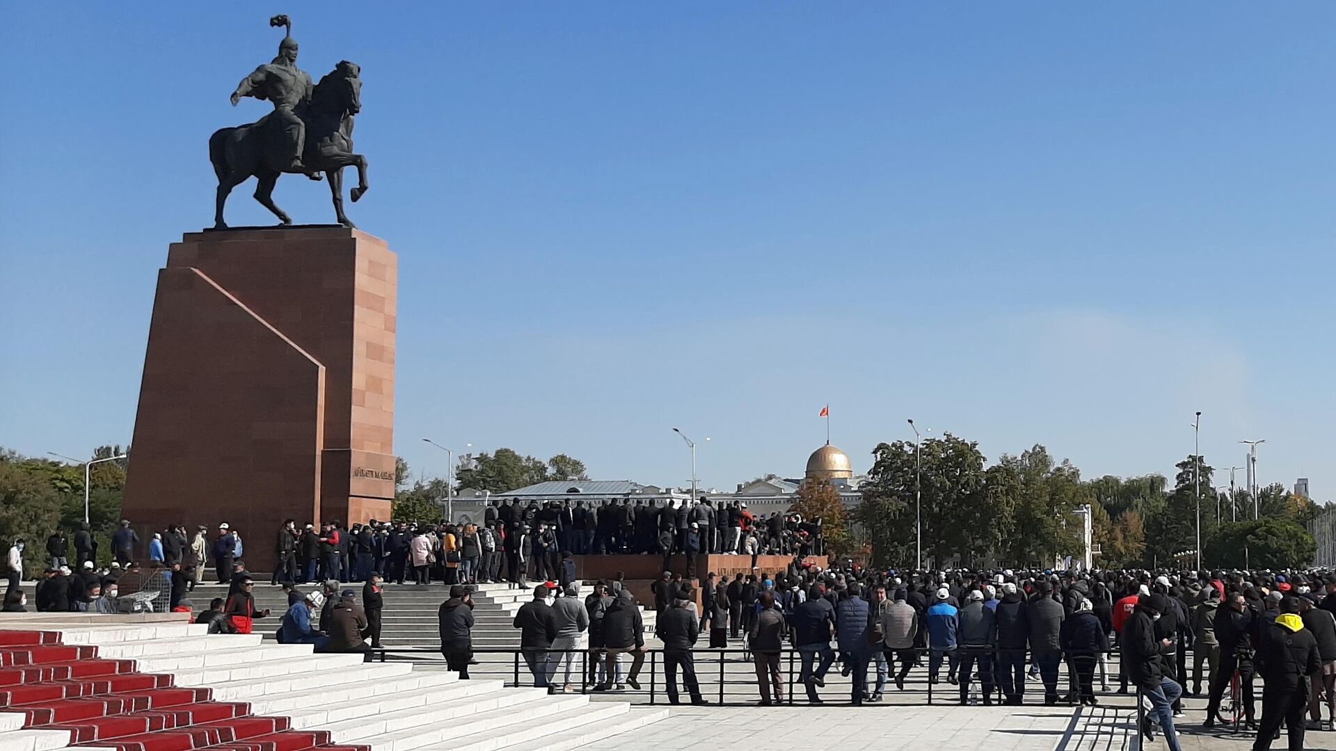 Участники акции протеста на центральной площади Ала-Тоо в Бишкеке - РИА Новости, 1920, 07.10.2020