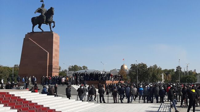 Участники акции протеста на центральной площади Ала-Тоо в Бишкеке