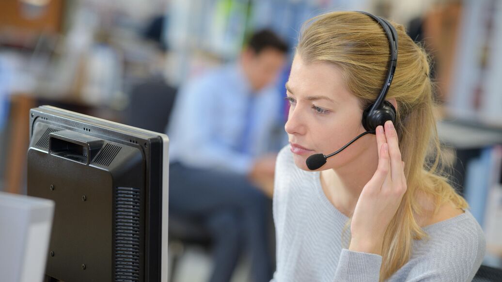 © Depositphotos.com / photography33<br>Сотрудница офиса отвечает на звонок. Архивное фото