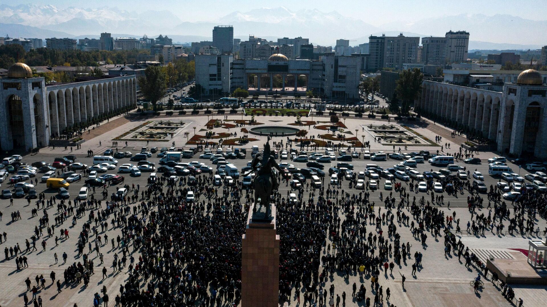 Участники акции протеста на центральной площади Ала-Тоо в Бишкеке - РИА Новости, 1920, 09.10.2020
