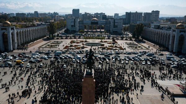 Участники акции протеста на центральной площади Ала-Тоо в Бишкеке