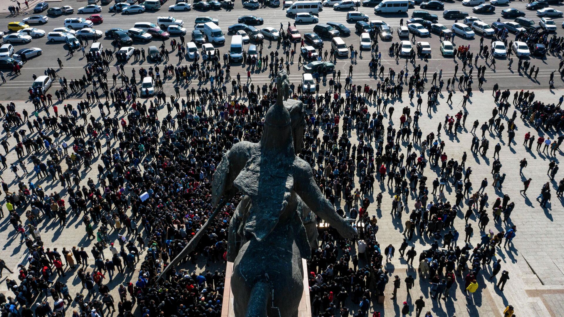 Участники акции протеста на центральной площади Ала-Тоо в Бишкеке - РИА Новости, 1920, 08.10.2020