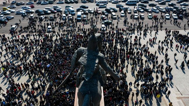 Участники акции протеста на центральной площади Ала-Тоо в Бишкеке