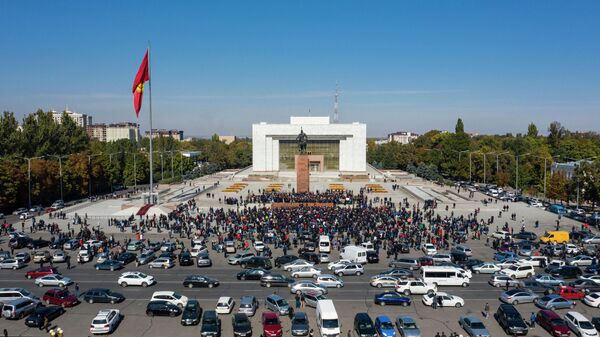 Участники акции протеста в Бишкеке в Киргизии