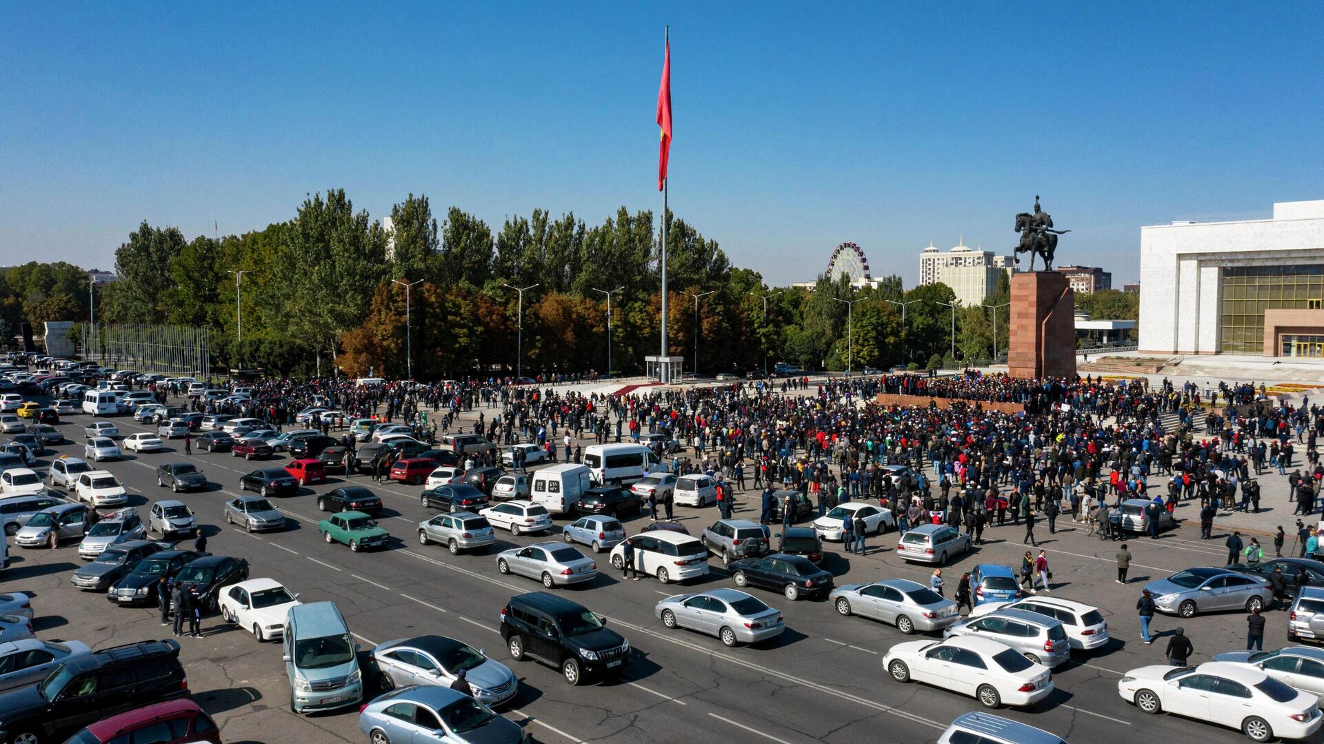 Участники акции протеста на центральной площади Ала-Тоо в Бишкеке - РИА Новости, 1920, 09.10.2020