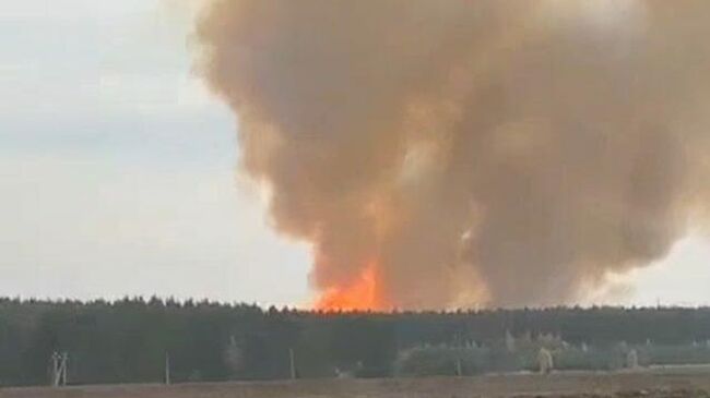 Кадры крупного пожара на складе боеприпасов под Рязанью