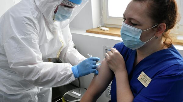 Вакцинация врачей Краевой клинической больницы №2 в Краснодаре, работающих в красной зоне госпиталя COVID-19
