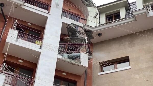 Ракета системы залпового огня Смерч, попавшая в балкон жилого дома в центре Степанакерта. Скриншот видео