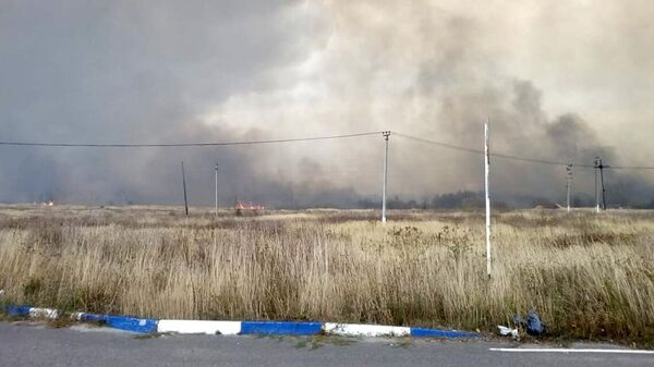 Дым с места взрывов на бывших военных складах в Рязанской области