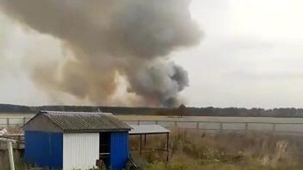 Дым с места взрывов на бывших военных складах в Рязанской области. Скриншот видео