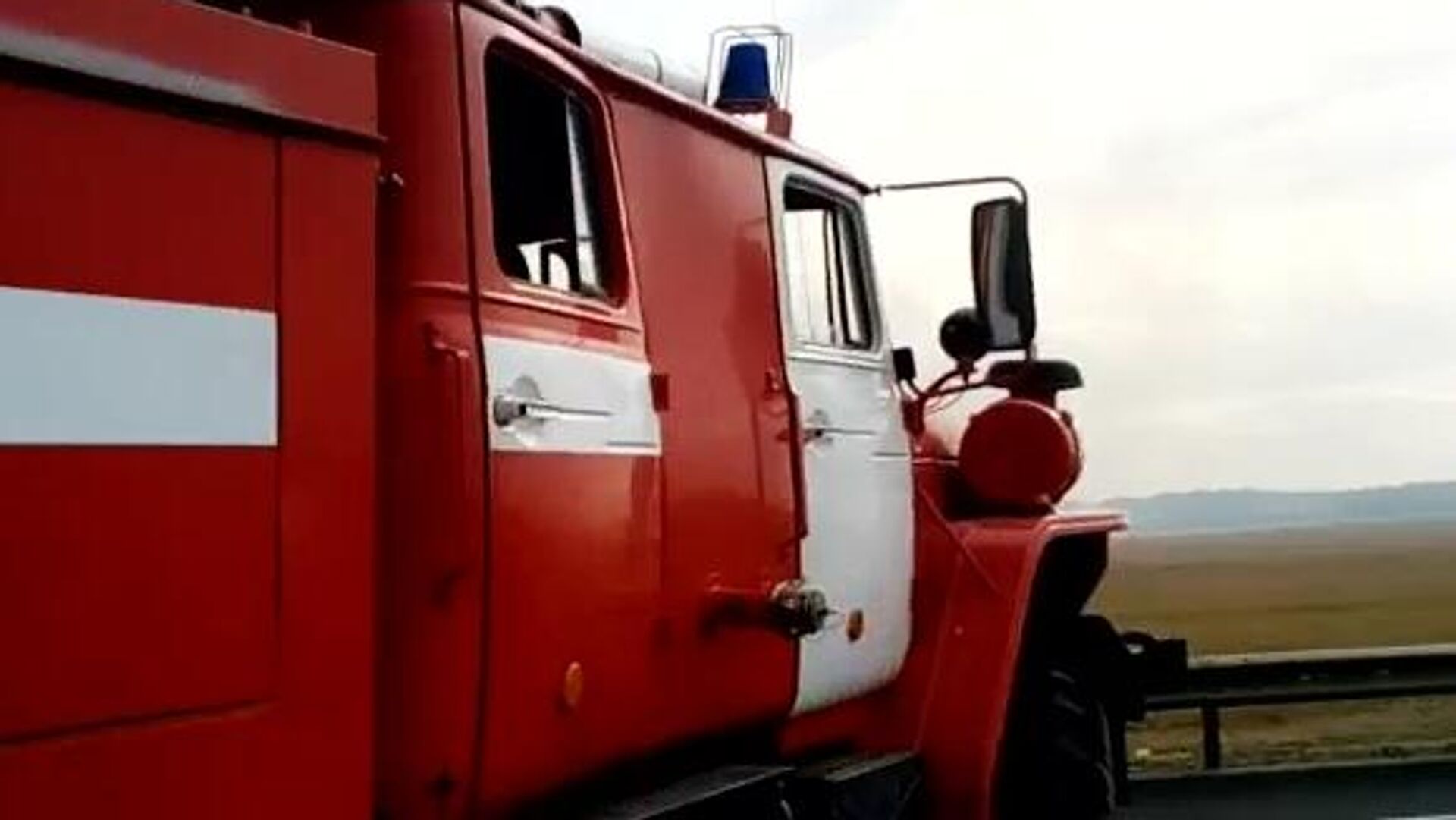 Пожарная машина недалеко от места взрывов на бывших военных складах в Рязанской области. Скриншот видео - РИА Новости, 1920, 30.07.2021