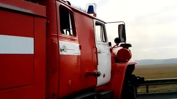 Пожарная машина недалеко от места взрывов на бывших военных складах в Рязанской области. Скриншот видео