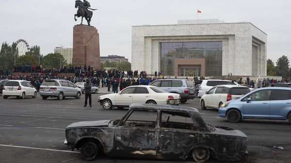 Сожженный автомобиль на центральной площади Бишкека Ала-Тоо
