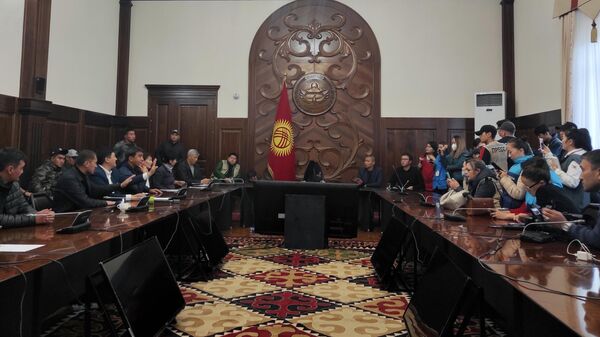 Члены Народного координационного совета (НКС), созданного группой политических партий Киргизии, обсуждают проект о передаче государственной власти и роспуске действующего парламента в здании правительства республики