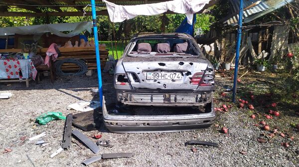 Автомобиль, поврежденный в результате обстрела в Агдамском районе Азербайджана
