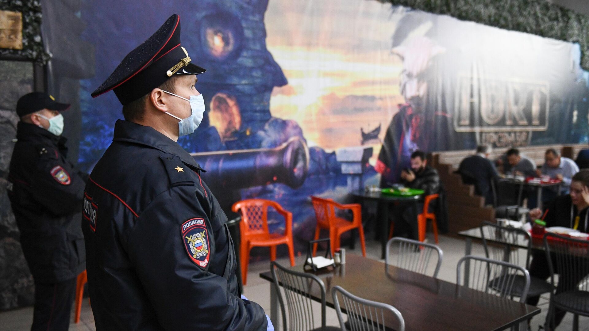 Сотрудники полиции проверяют кафе в торговом центре во время рейда по соблюдению масочного режима в Новосибирске - РИА Новости, 1920, 01.11.2020