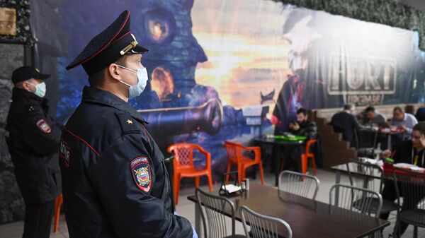 Сотрудники полиции проверяют кафе в торговом центре во время рейда по соблюдению масочного режима в Новосибирске