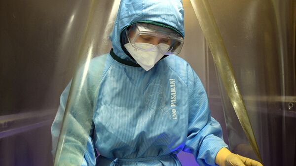 Медицинский работник в красной зоне в городской клинической больнице №15 имени О. М. Филатова в Москве