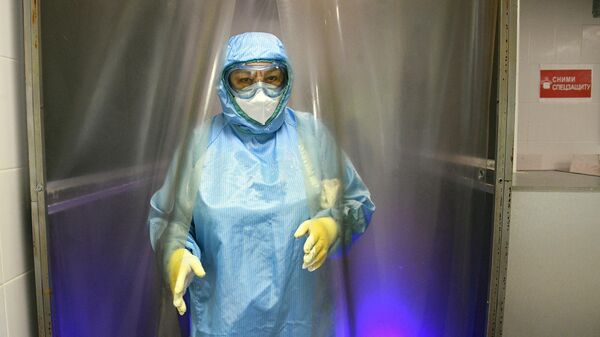 Медицинский работник в красной зоне в городской клинической больнице № 15 имени О. М. Филатова в Москве