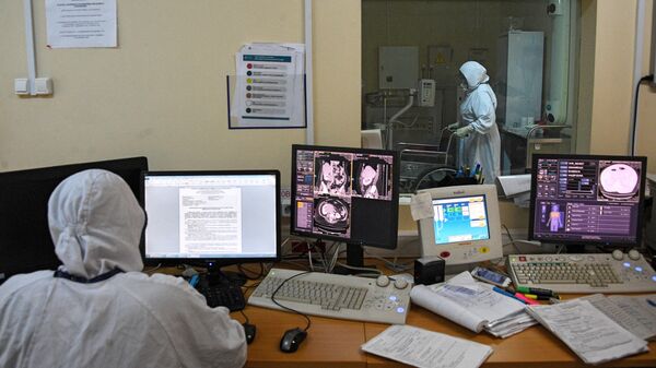 Медицинские работник в кабинете компьютерной томографии в городской клинической больнице №15 имени О. М. Филатова в Москве