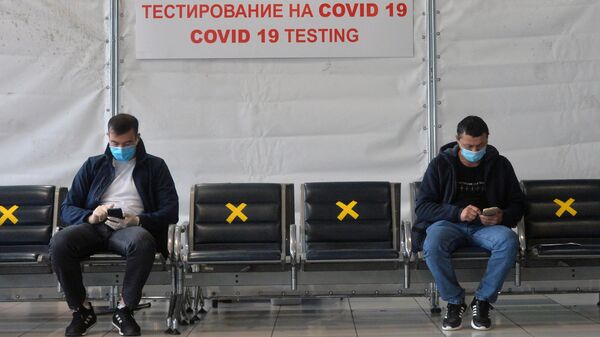 Пассажиры на экспресс-тестировании на COVID-19 в международном аэропорту Внуково