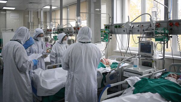 Медицинские работники в отделении реанимации и интенсивной терапии в городской клинической больнице №15 имени О. М. Филатова в Москве