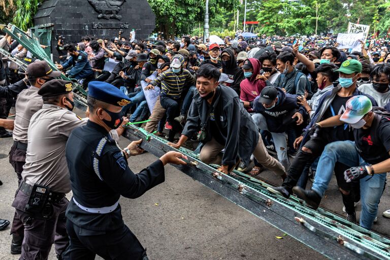 Столкновения демонстрантов с полицией во время протеста против нового трудового законодательства в Семаранге, Индонезия