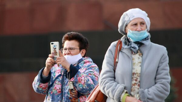 Женщины в медицинских масках на Красной площади в Москве