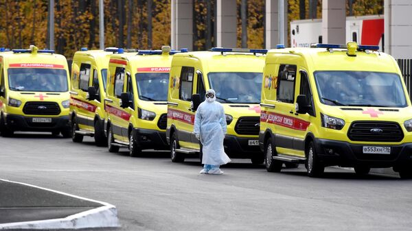 Очередь автомобилей скорой помощи у Республиканской клинической инфекционной больницы в Казани