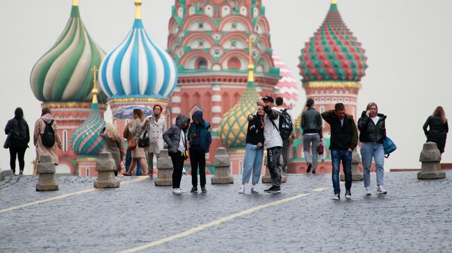 Люди на Красной площади в Москве