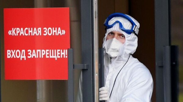 Медицинский работник на территории Республиканской клинической инфекционной больницы в Казани