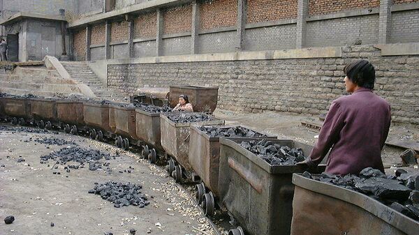 Выборка кусков угля из пустой породы на шахте в Китае