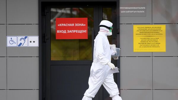 Медицинский работник на территории Республиканской клинической инфекционной больницы в Казани