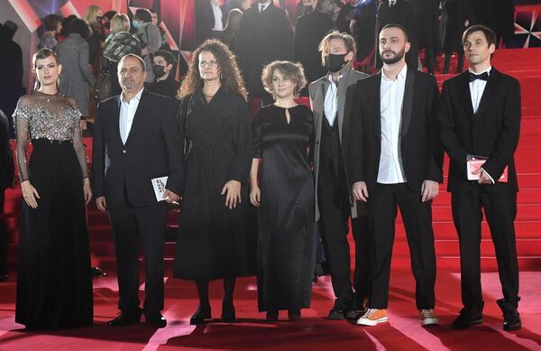 Съемочная группа фильма На острие на красной дорожке перед церемонией закрытия 42-го Московского Международного кинофестиваля в Москве