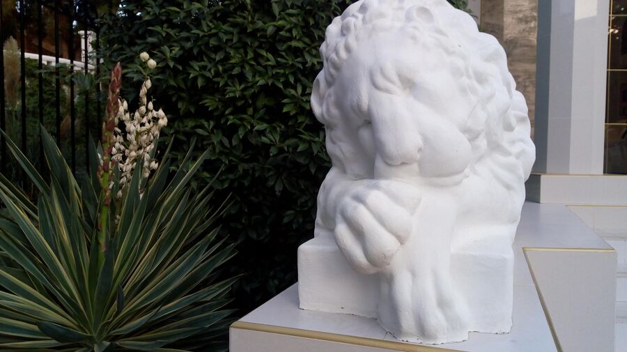 Скульптура льва у отеля в Малореченском