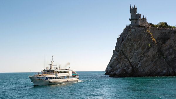 Прогулочный теплоход у замка Ласточкино гнездо в Крыму