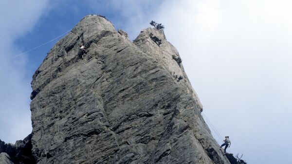 Альпинист поднимается на гору Кошка 