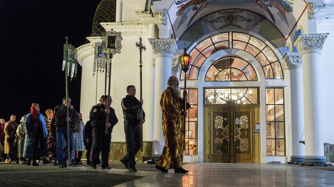 Крестный ход во время пасхальной службы в храме-маяке Святого Николая Чудотворца в селе Малореченском 