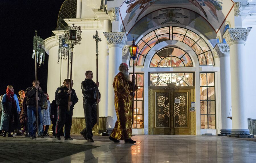 Крестный ход во время пасхальной службы в храме-маяке Святого Николая Чудотворца в селе Малореченском 