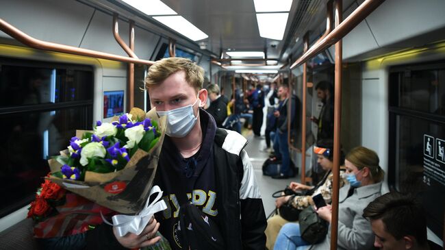 Пассажиры в вагоне поезда московского метро