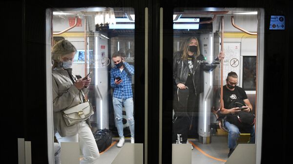 Пассажиры в вагоне поезда московского метро